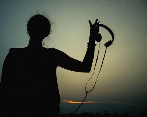 Woman-Silhouette-Headphones-Sun-732x549-Thumbnail-732x549